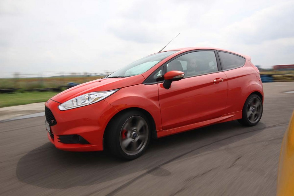 Ford Fiesta ST vs Renault Clio RS (002)