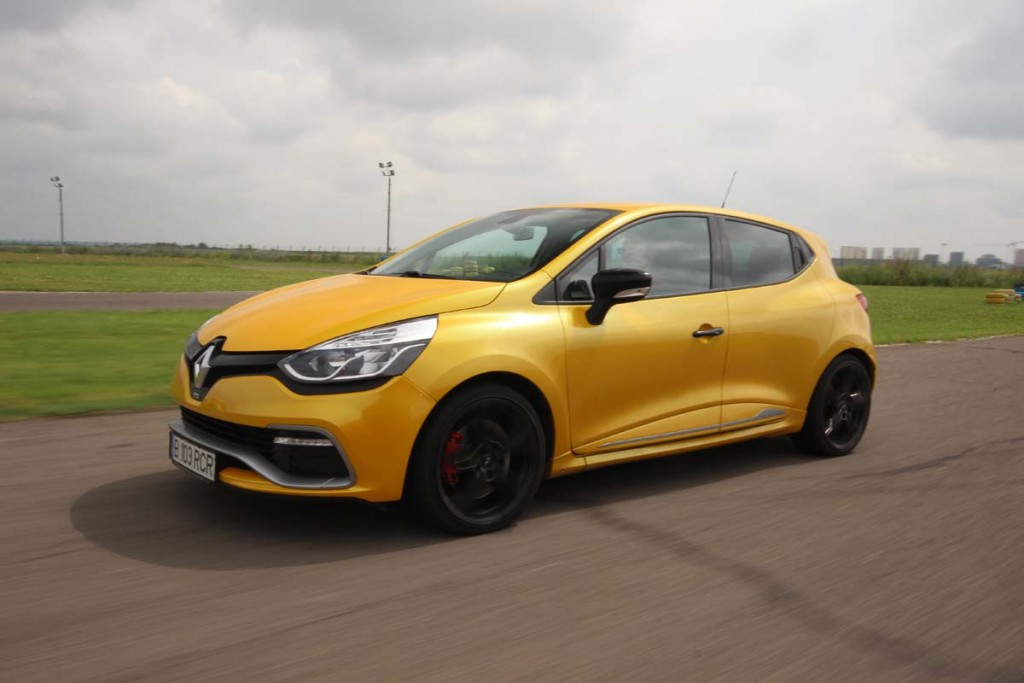 Ford Fiesta ST vs Renault Clio RS (004)