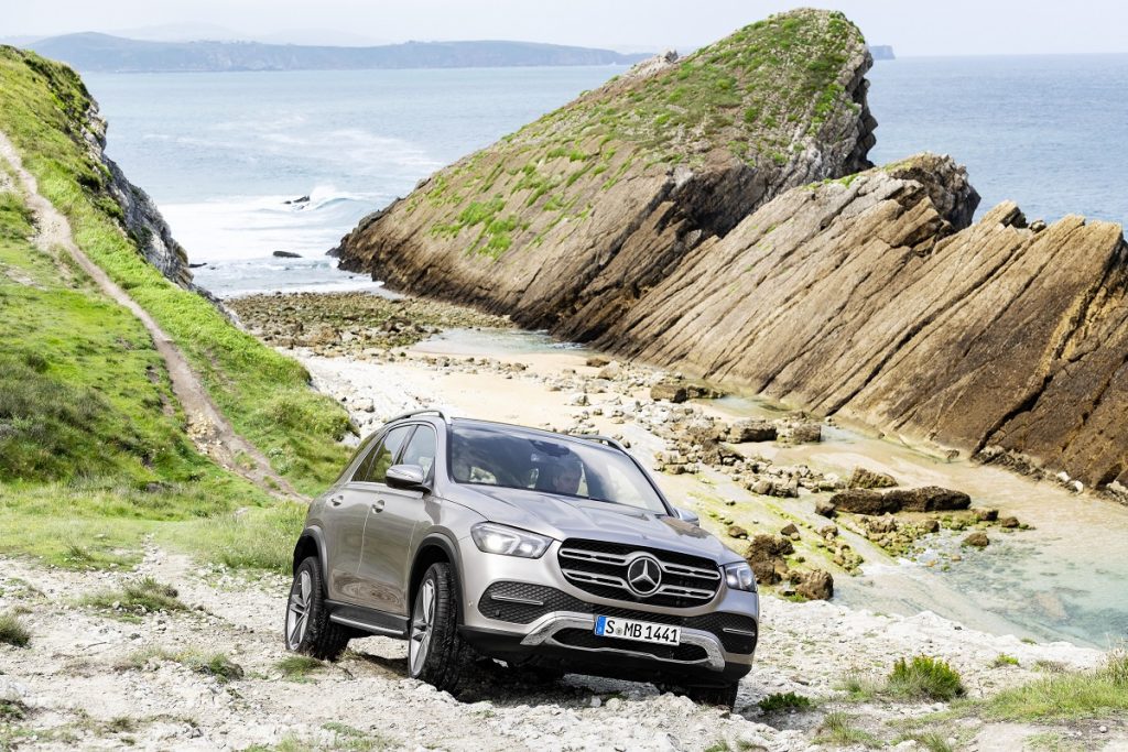 Noul Mercedes-Benz GLE – Primele informații și fotografii oficiale. Mercedes-Benz GLE se reinventează. SUV-u premium primește în premieră suspensie activă E-ACTIVE BODY CONTROL și un mod Free-dNoul Mercedes-Benz GLEriving