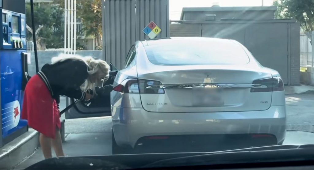 Tesla Model S la benzinărie