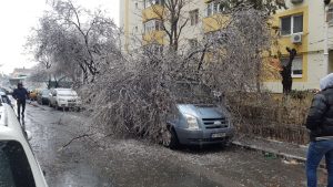 Fenomenul "freezing rain" a adus mari probleme în București