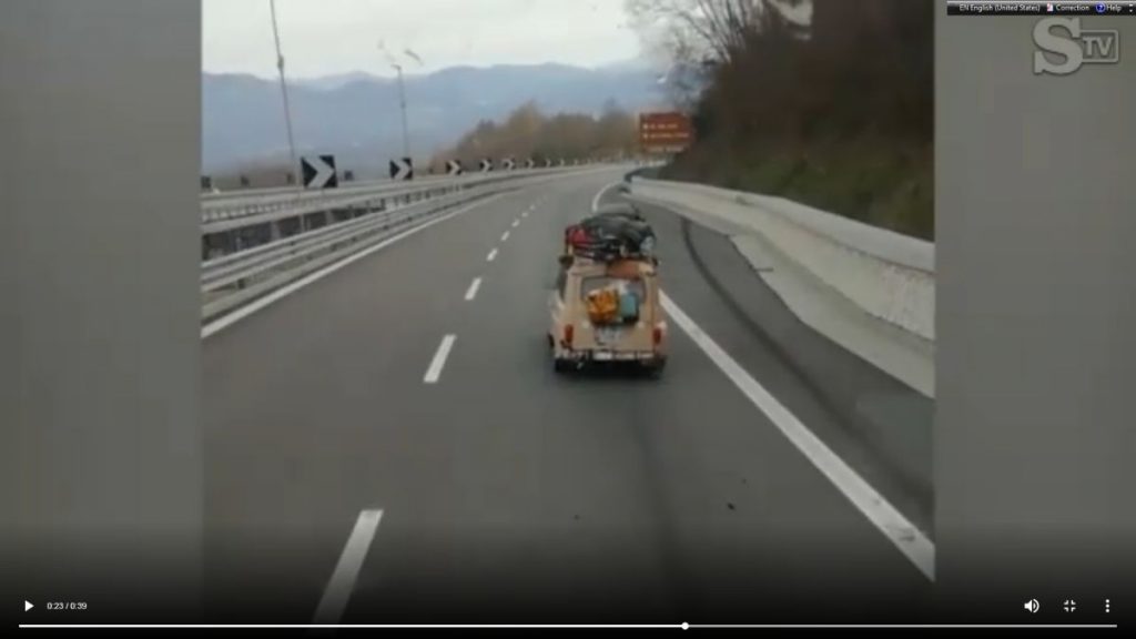 Un Renault 4 din Franța în sudul Italiei în vreme de carantină