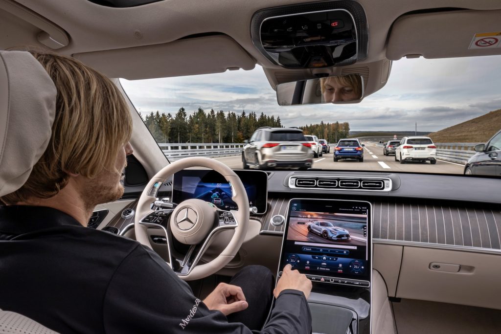 Mercedes-Benz erhält weltweit erste international gültige Systemgenehmigung für hochautomatisiertes FahrenMercedes-Benz receives world's first internationally valid system approval for conditionally automated driving automatizate