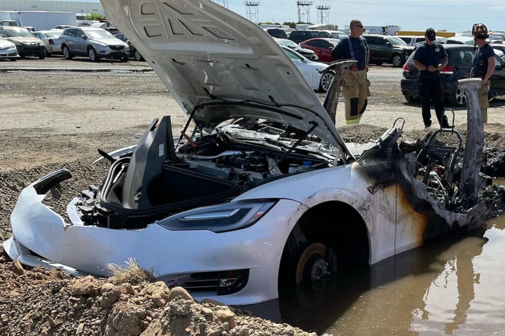 Tesla Model S, topită de incendiu autoexpert.ro